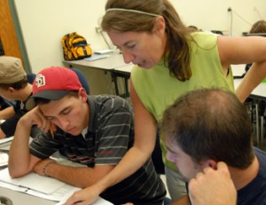 Leah Figur Akins '82 helps students