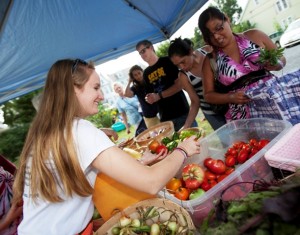 Allie Nagurney '16 distributes fresh produce from the “Veggie Van” to Easton residents at the community garden on 10th and Pine streets.