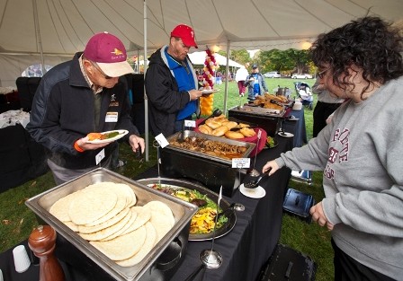 2010 Homecoming Weekend: Saturday Activities: Annual Alumni Tailgate on the Quad  (4571)