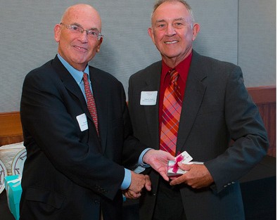 David Reif '68 presents the Wildstein Correspondent Award to Glenn E. Grube '57.