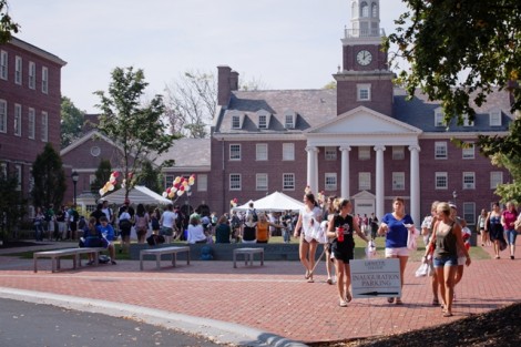 Students enjoy a dessert social in Anderson Courtyard.