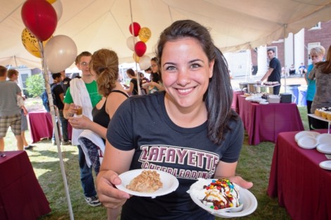 Students enjoy a dessert social in Anderson Courtyard.
