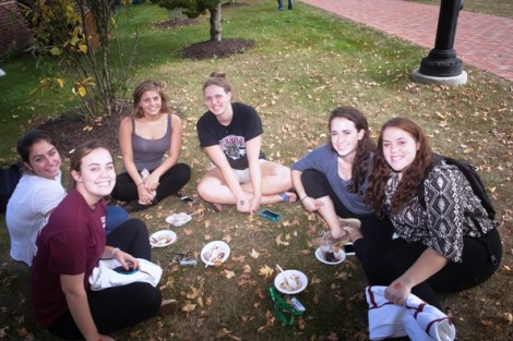 Students enjoy a dessert social in Anderson Courtyard.
