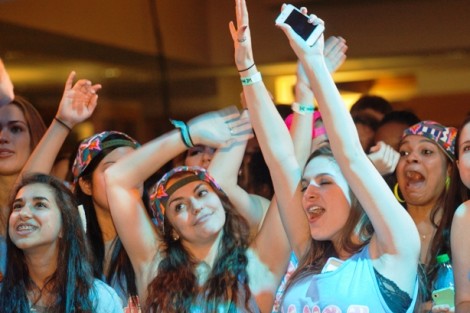 Students dance to the music of Kingsfoil. 