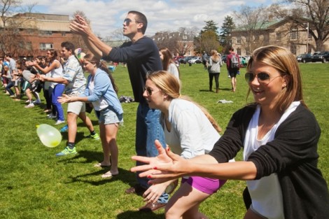 Mimi Connell ’15 and Taylor McGinnis ’15 play balloon toss.