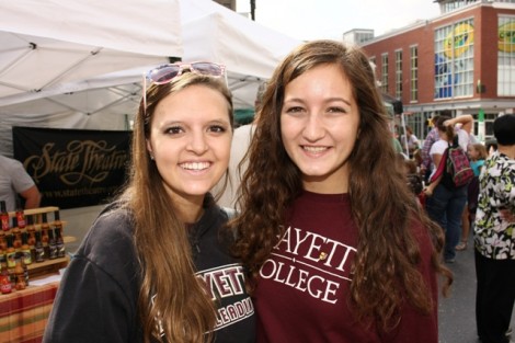 Enjoying the day at the farmers’ market  Photo by Clay Wegrzynowicz ’18