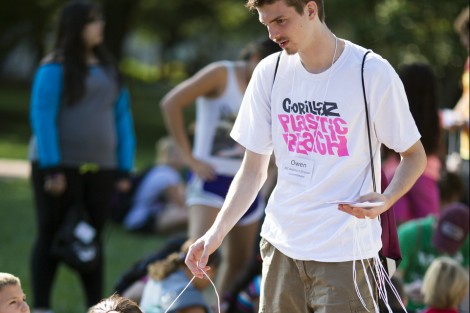 Owen Robinette '18 hands out name tags.
