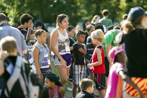 Jasmin Vargas ’19 gets to know some of the campers.