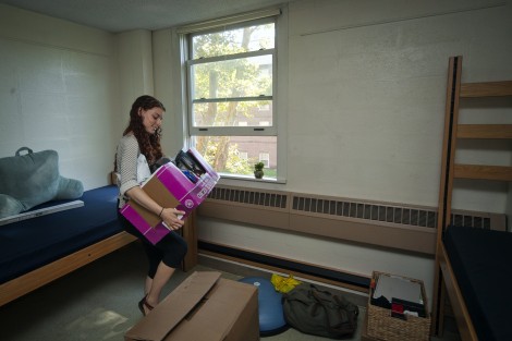 Danielle Kats ’19 moves in to Ruef Hall.