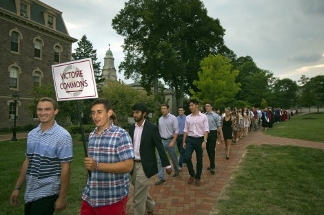 Students from Victoire commons make their way through the Quad.