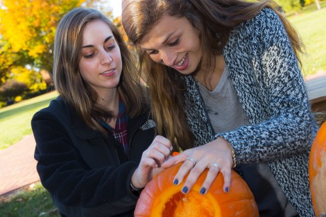 Jacqueline Cirincione ’16 and Leslie Tintle ’16 layout their design.