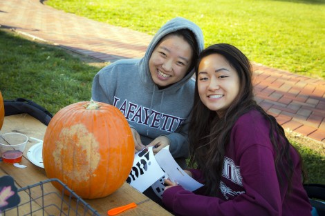 Blossom Jiang ’19 and Kelsea Chang ’19 pick out their design.