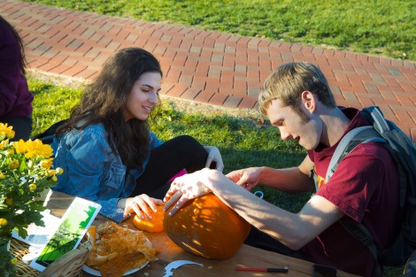 Agata Kelman ’19 and John Blanchard ’19 share a pumpkin.