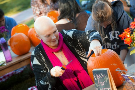 Caroline Ladlow ’16 makes her jack-o-lantern.