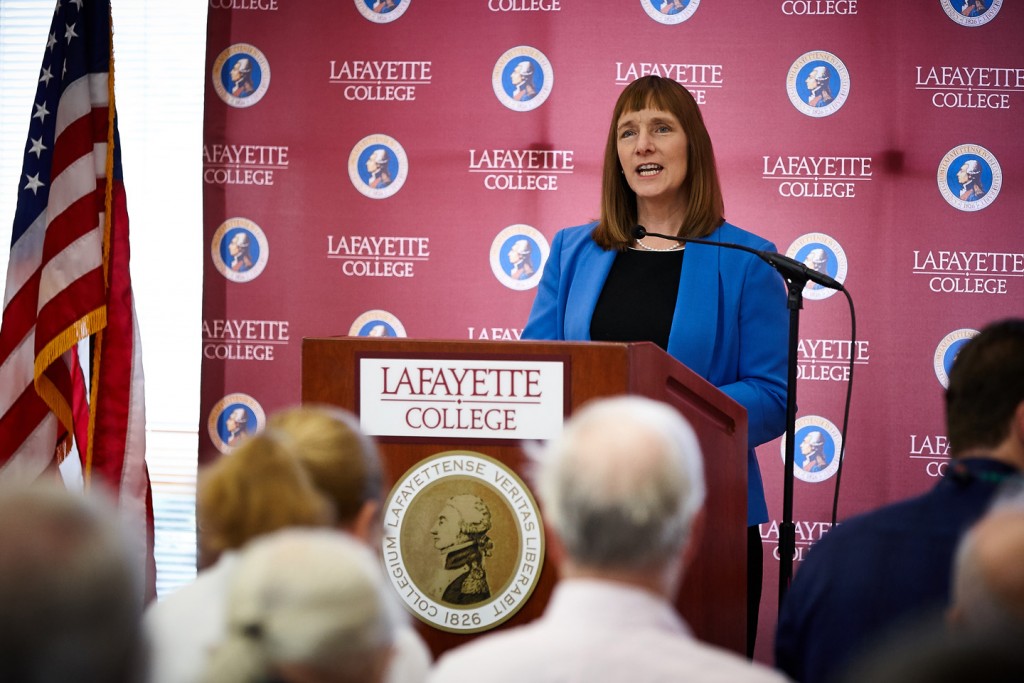 President Byerly speaks with Alumni in the Marlo Room. 