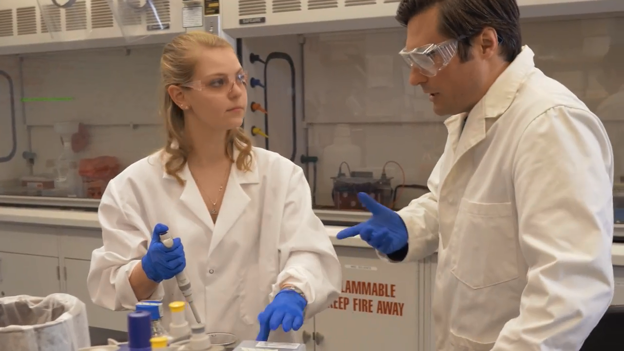 Andrea Killian '19 and Justin Hines in the lab