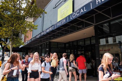 Students in the Class of 2022 take a tour of downtown Easton guided by their orientation leaders.