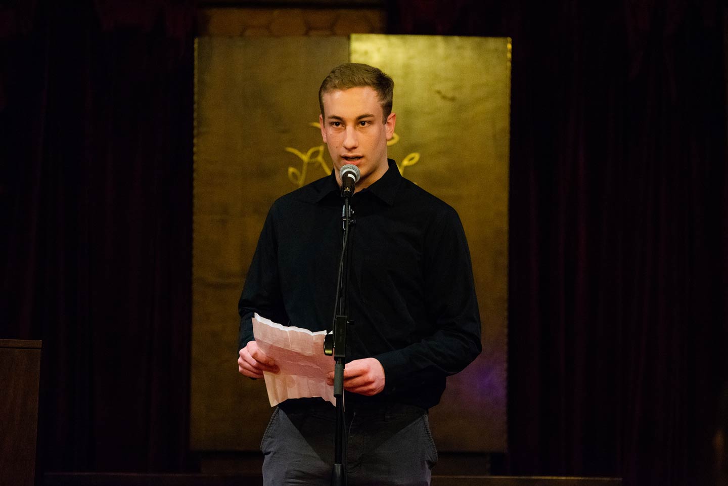 A student reads his story in German.