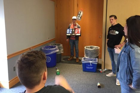 Children play recycling basketball.