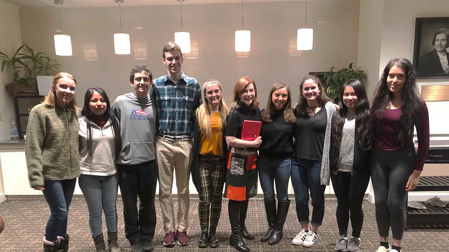 Susan Orlean stands in the center, flanked by journalism students.