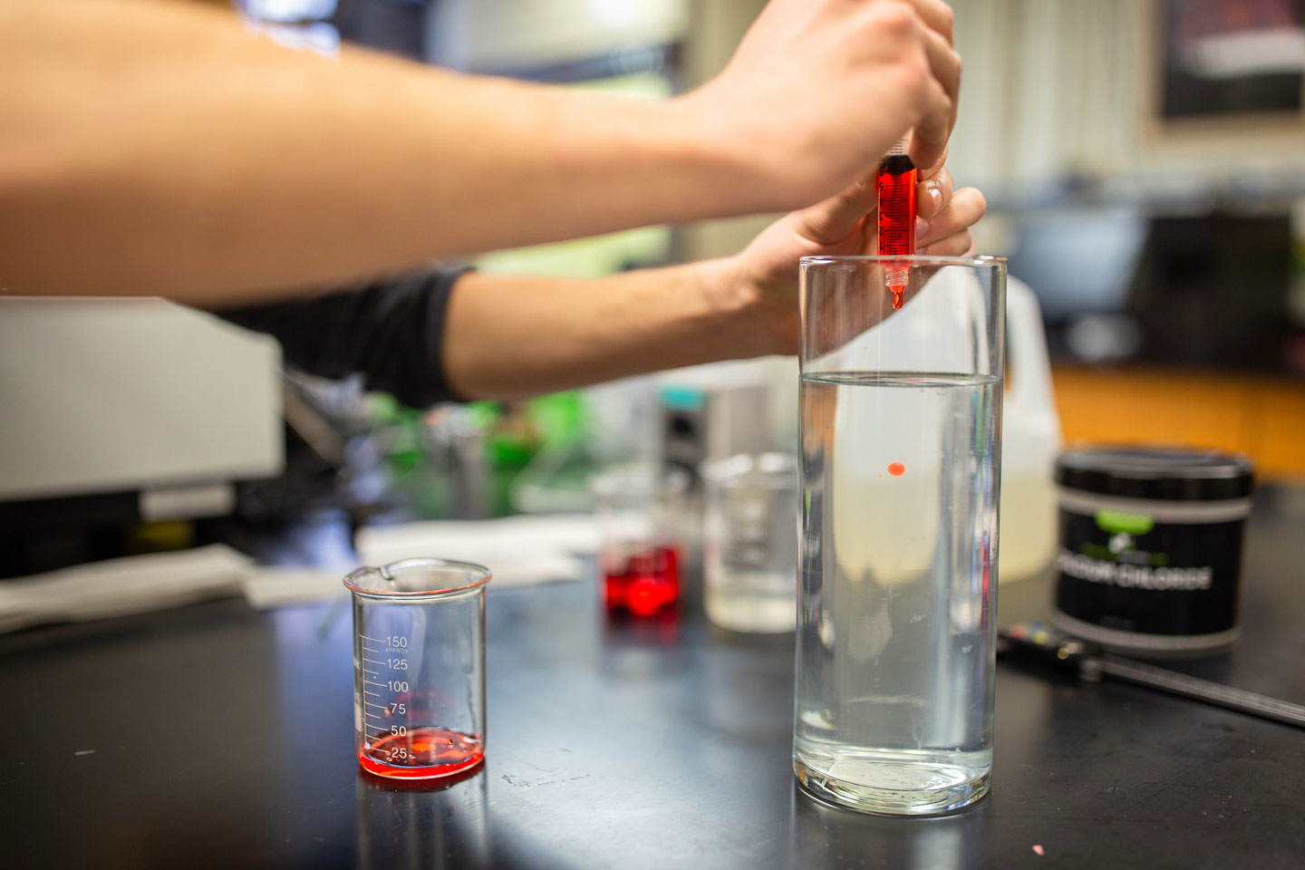 David Goundie '20 creating food spheres in the lab