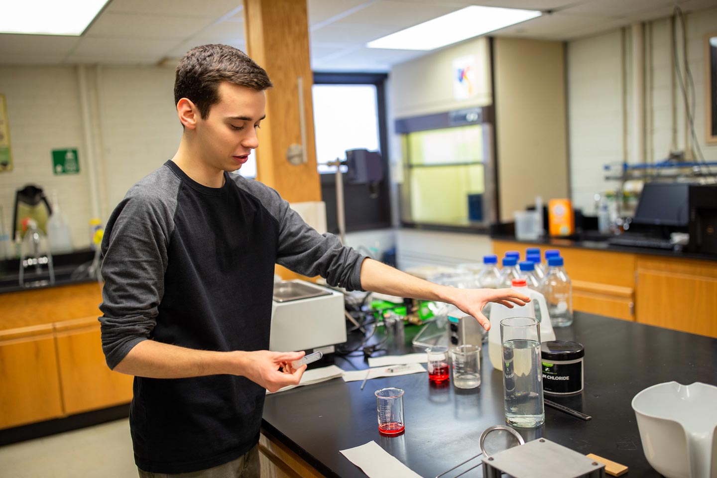 David Goundie '20 creating food spheres in the lab