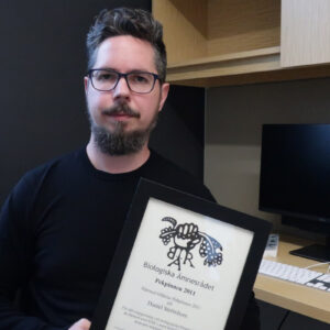 Daniel Daniel Strömbom holds a teaching award given by biology students 2011.