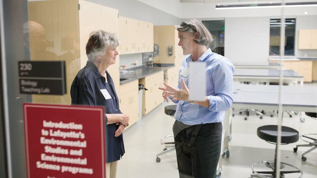 Professor Kira Lawrence discusses climate change with Mary Liz Colley P'98