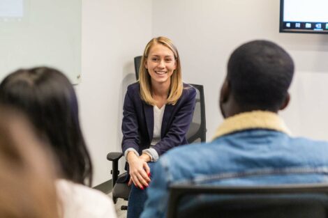 Alumna host speaks with externs