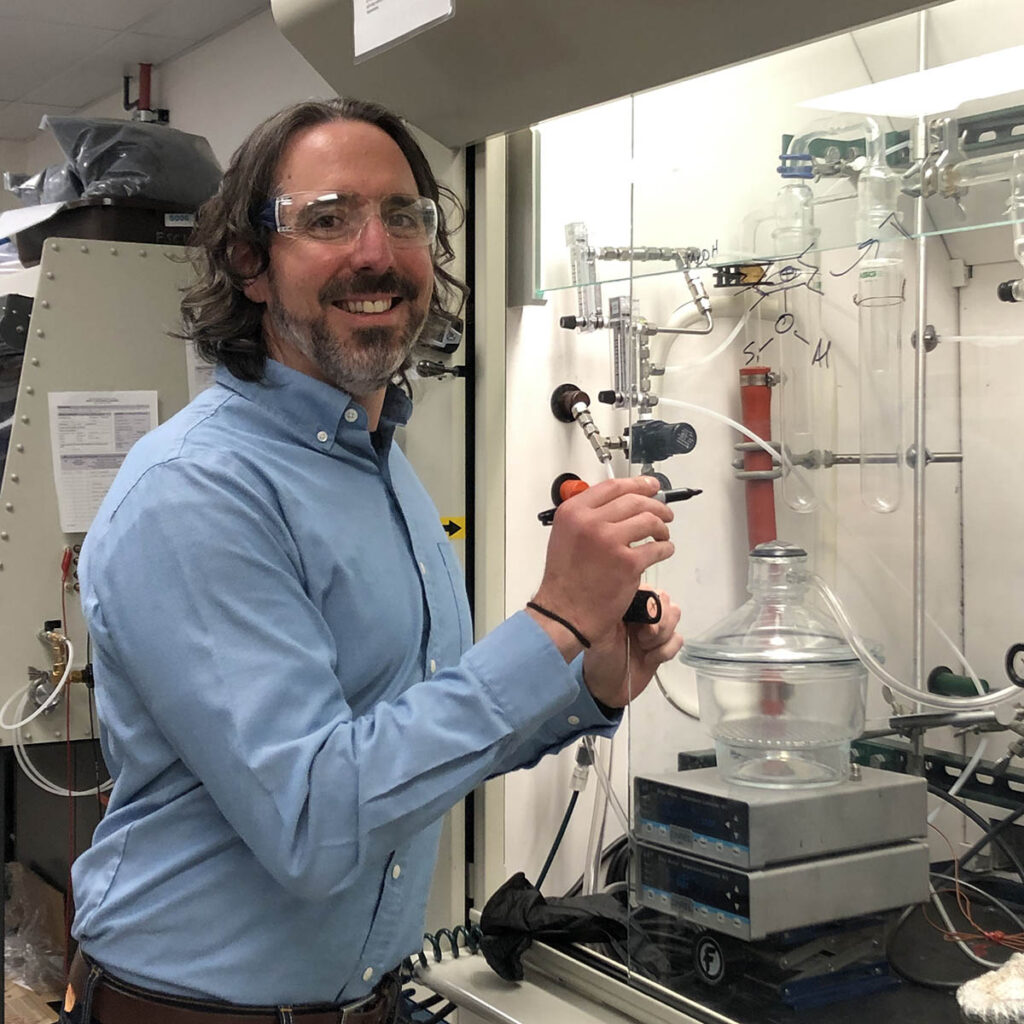 Dan Ruddy ’03 uses lab equipment