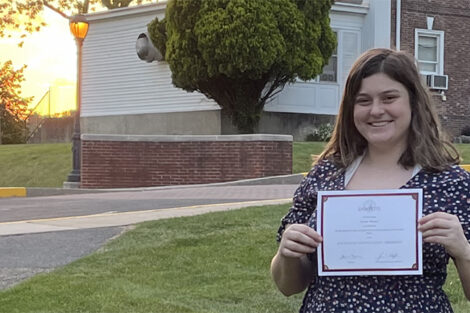 Lindsay Morgner holds certificate