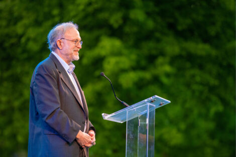 Jerry Greenfield smiles at a podium.